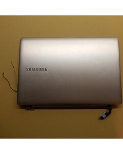Näytön takakansi Samsung NP730U3E kannettaviin, sis saranat ja kaapelin, käytetty
